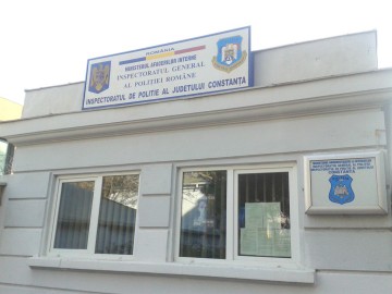 Încătuşat de oamenii legii: a lovit proprietarul maşinii din care fura